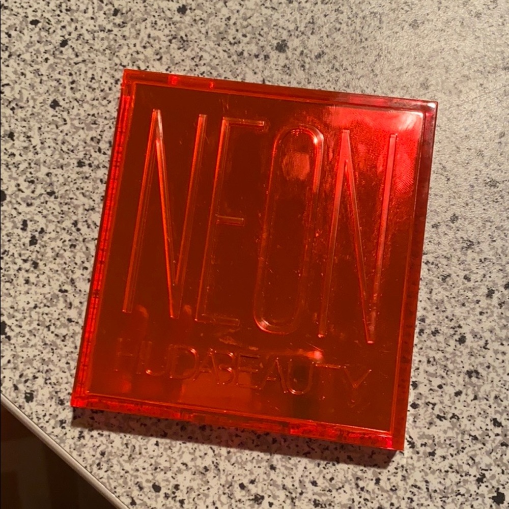 Neon Obsessions HUDA BEAUTY orange eyeshadow